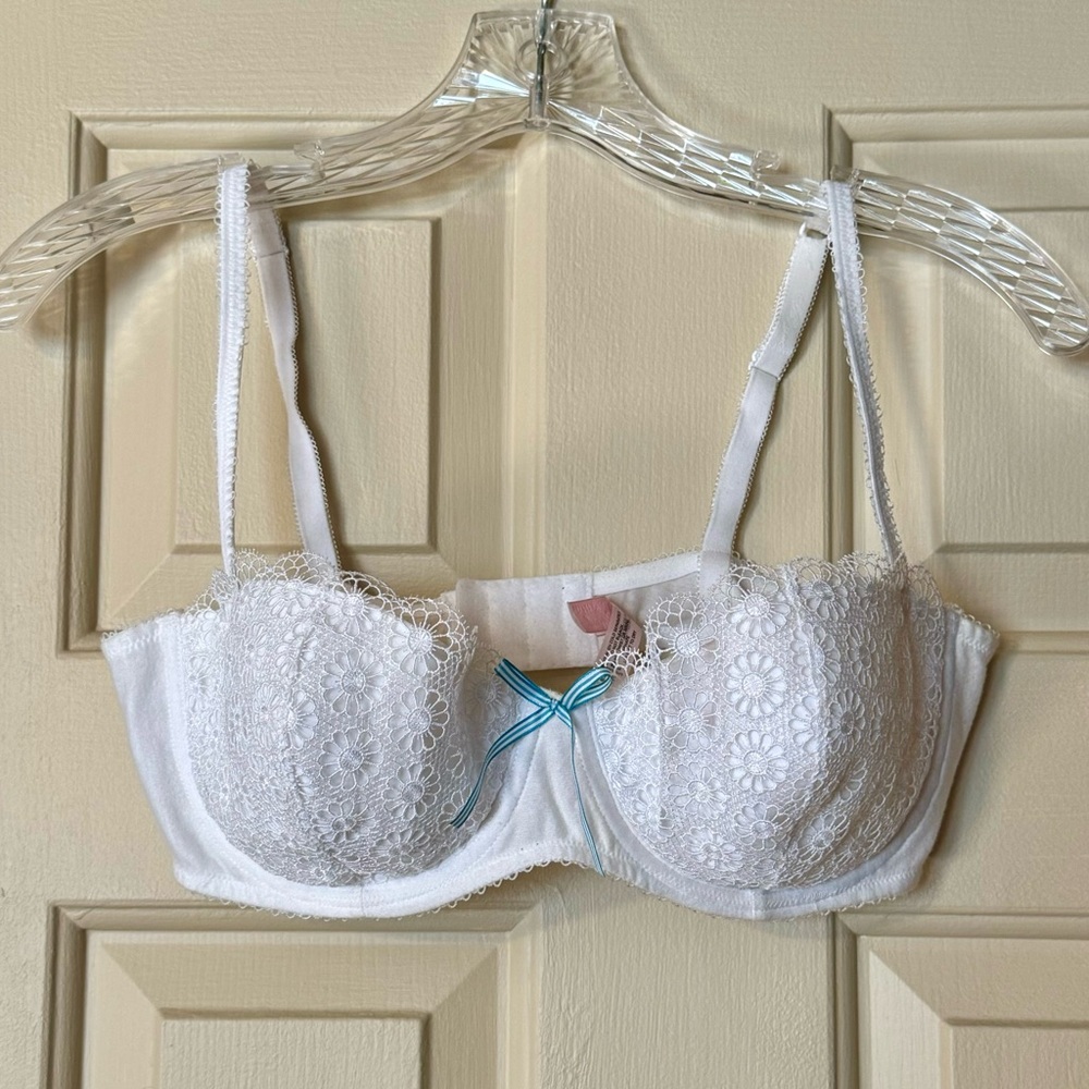 VICTORIAS SECRET Angels Balconet Bra - Brand New -  Never Worn